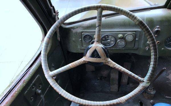 超大尺寸的方向盘,当年因为没有助力,所以大家都喜欢给这套方向盘加装