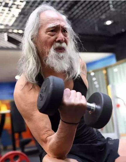 他被称为国内最帅老头84岁心态依然年轻座驾是年轻人最爱