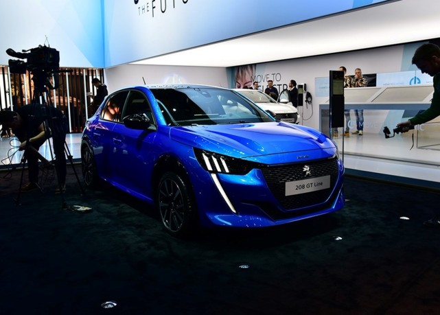 全新标致208很前卫130匹马力配备8at飞度都不是对手