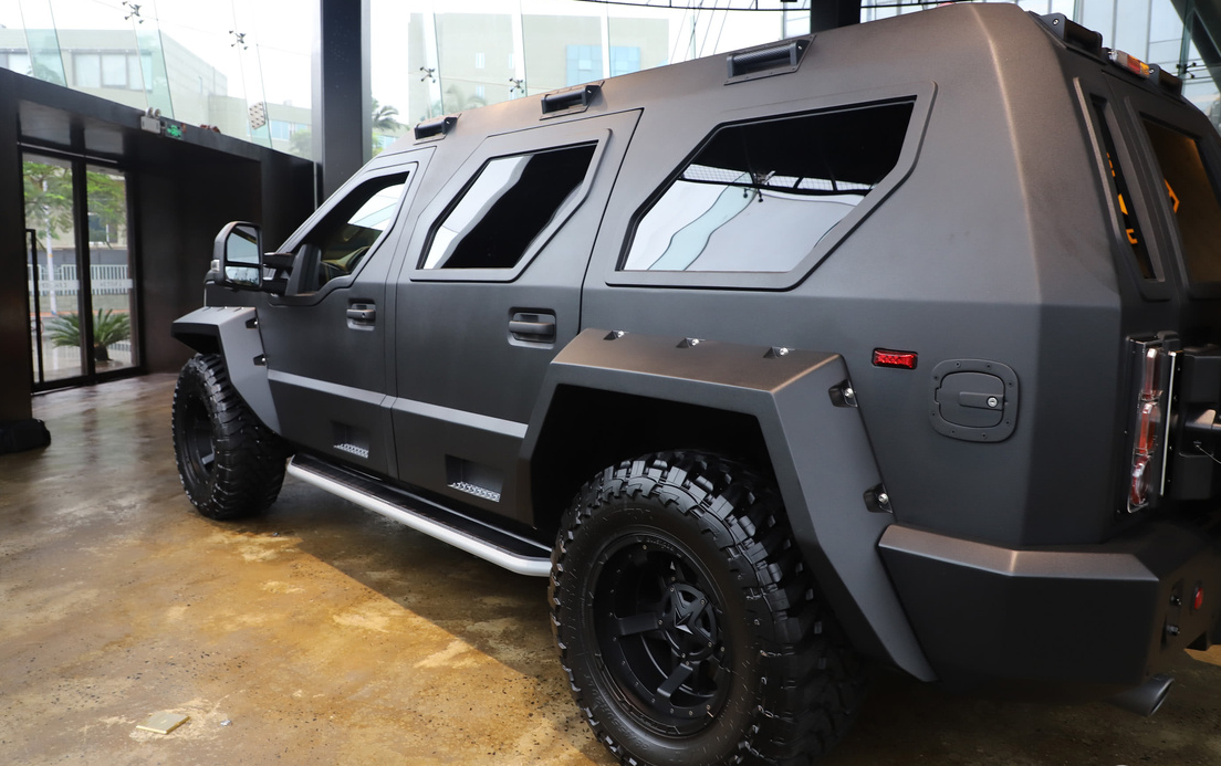 可以开上路的装甲车外表粗汉内如美玉就是有点贵