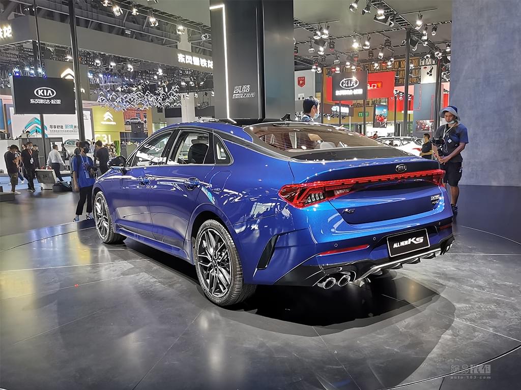 新车是第五代起亚k5的国产版本,延续海外版外观内饰设计,对车