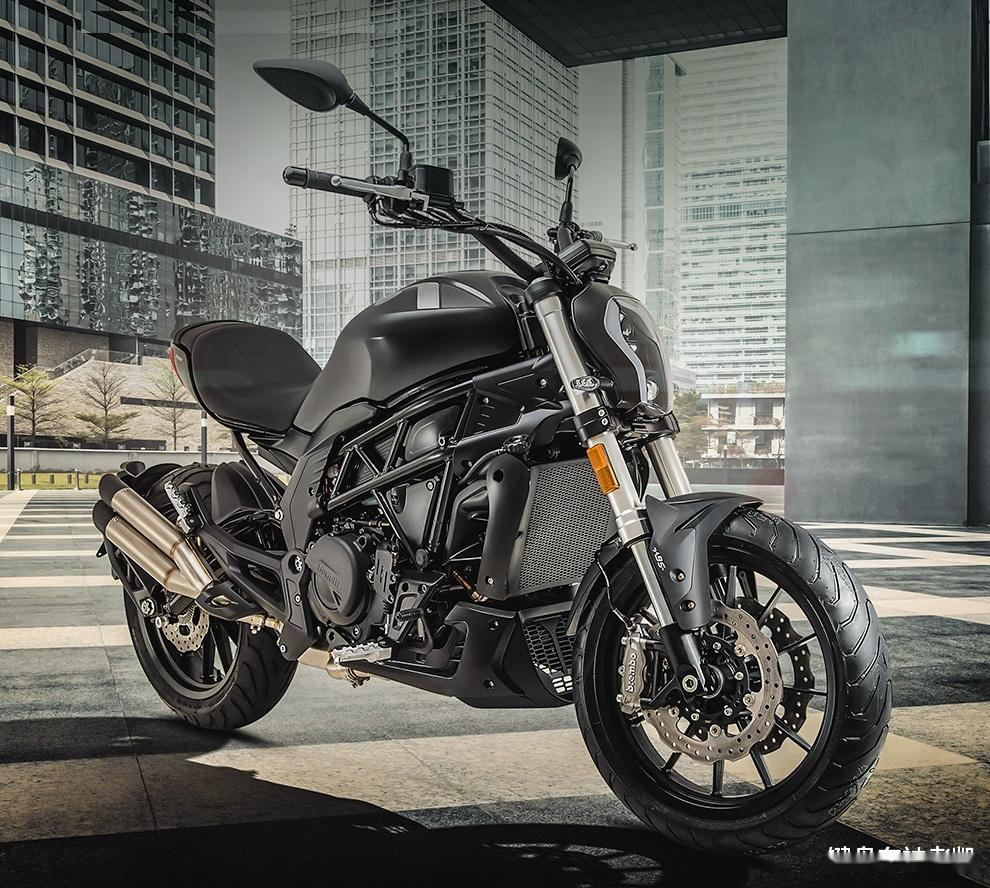 车,与贝纳利的502c非常接近,风格偏向于杜卡迪大魔鬼的跨界运动巡航