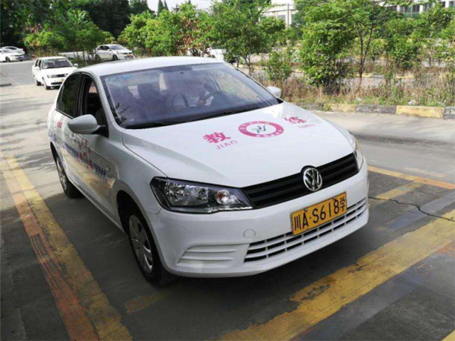 驾校重金买奔驰当教练车学员看到却愁坏了谁敢踩油门