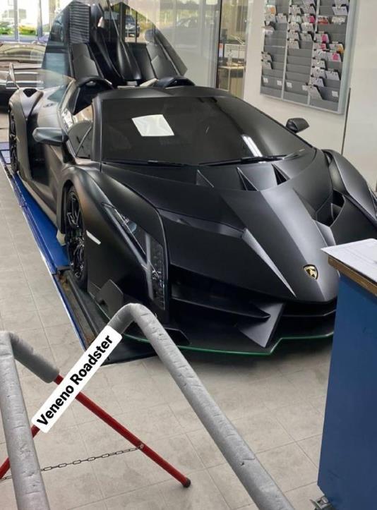 落槌价720万美元,价格是极高的,因此拍卖行给这台黑色敞篷毒药的估值