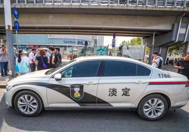 大众改装成警车车上写淡定低调交警惊叹之余将车拖走