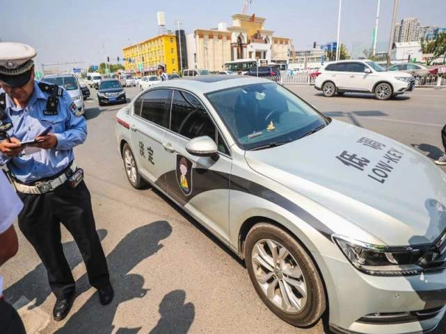 大众改装成警车车上写淡定低调交警惊叹之余将车拖走
