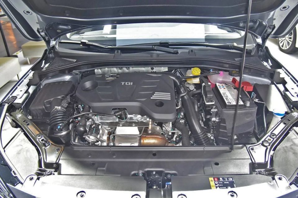 成都车展实拍荣威i6max更换狮标