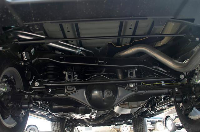 丰田fj酷路泽的底盘采用的是前双叉臂式独立悬挂,后整体桥式非独立