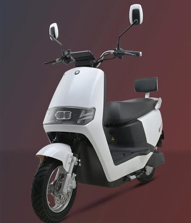 爱玛推出新电摩红牛n383搭载1000w电机配备72v32ah电池