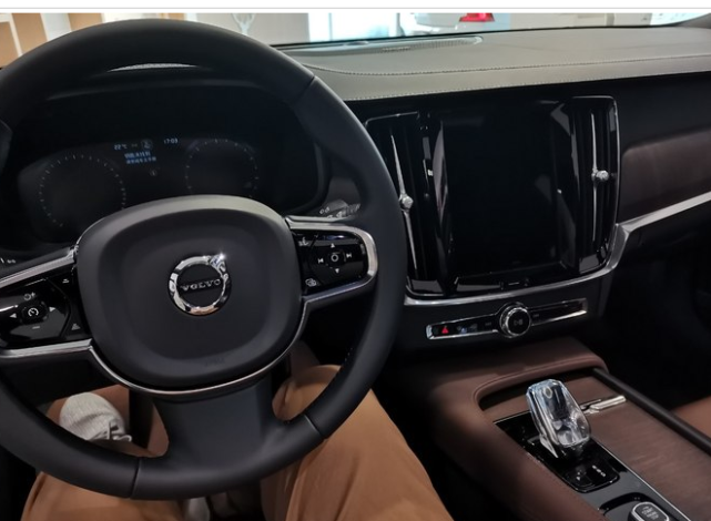 2021款沃尔沃s90到店轴距3061mm20t轰出277马力