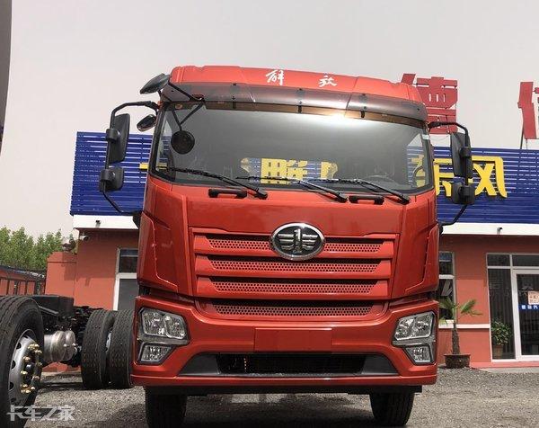 实拍解放jk6全新6米8载货车底盘中顶驾驶室挂冷藏箱更方便