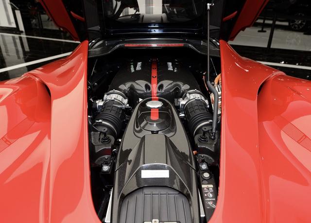 作为法拉利enzo的继承者,在各方面一定是比enzo强的太多.