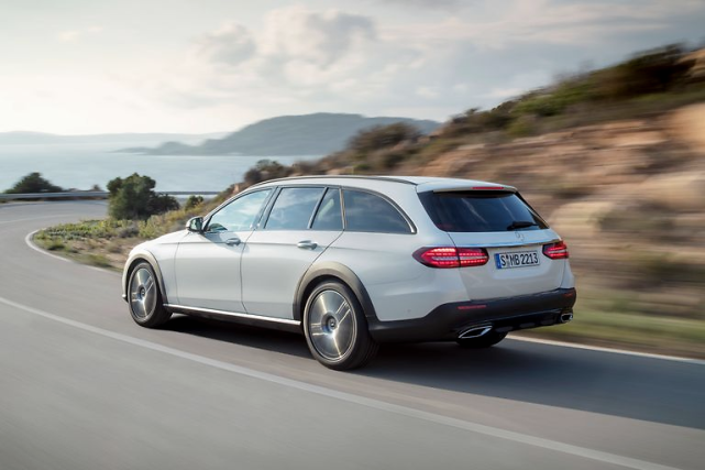 2021年奔驰e4504matic全地形旅行车给它一个越野的卖点