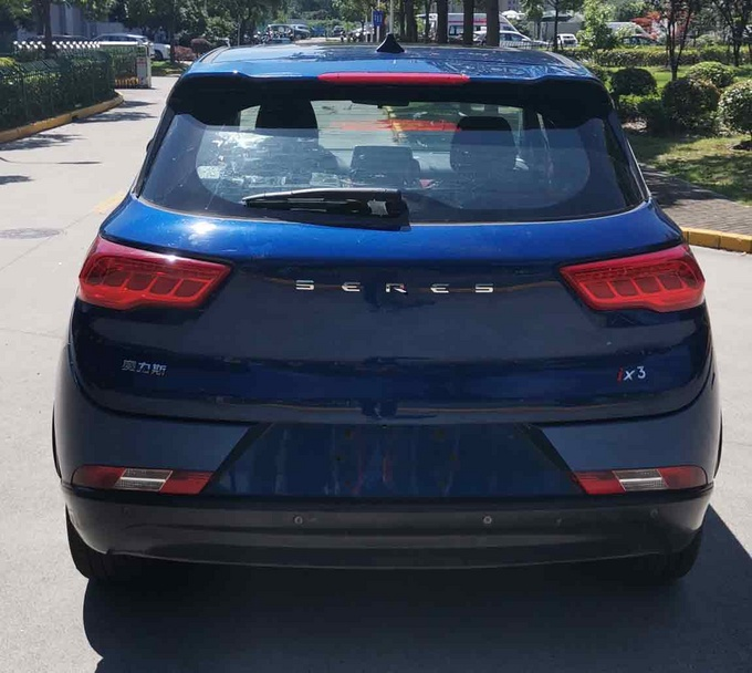 两款赛力斯ix3均由东风风光换标而来,整体造型简洁,编制式的中网辨识