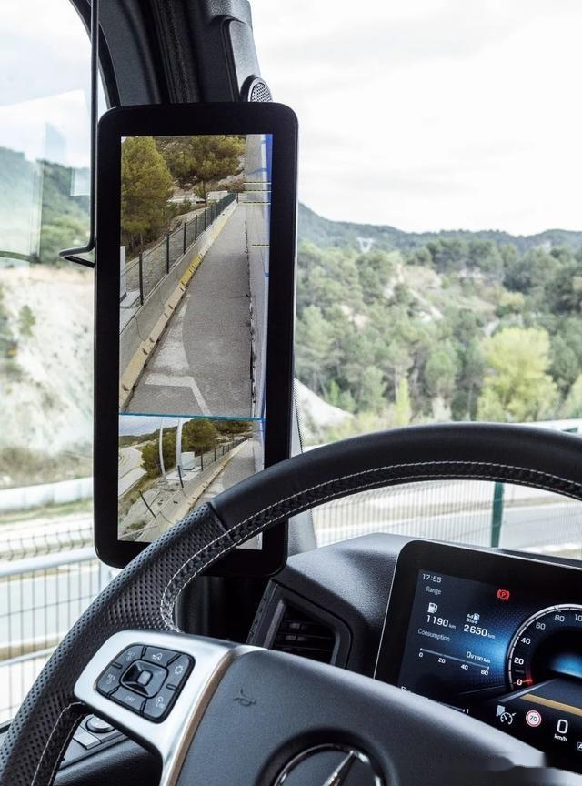 梅赛德斯奔驰成都卡车中心开业