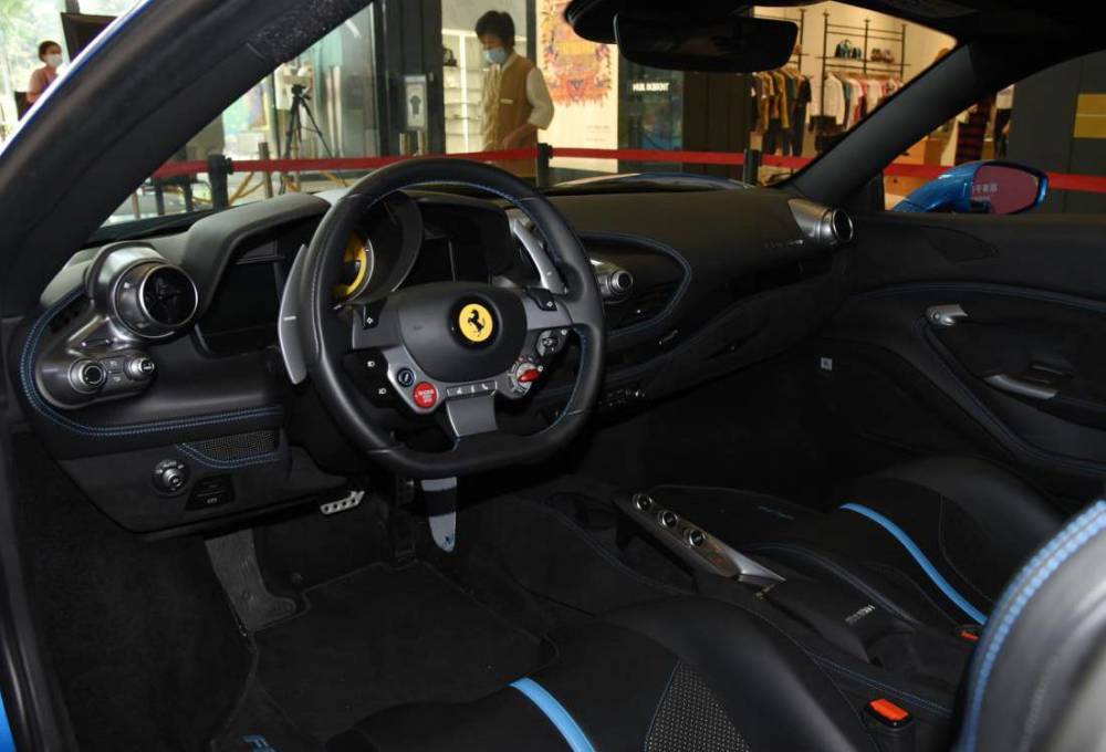 更快更帅也更让车迷们窒息的法拉利f8