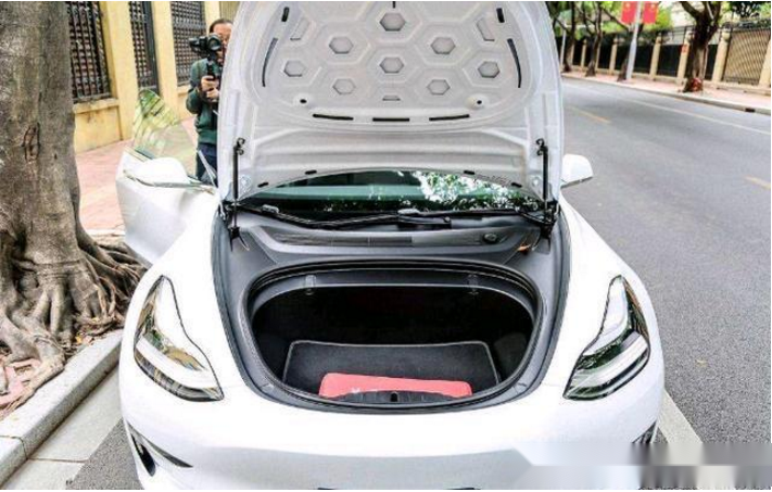 特斯拉旗下的多款车型都有前备箱设计,打开引擎盖后就能看见车内呈现