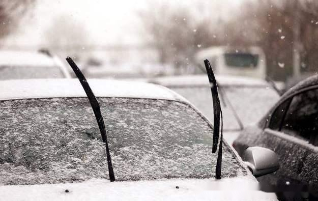 汽车涨知识:一年四季,汽车雨刮器,到底该在什么时候竖起来?
