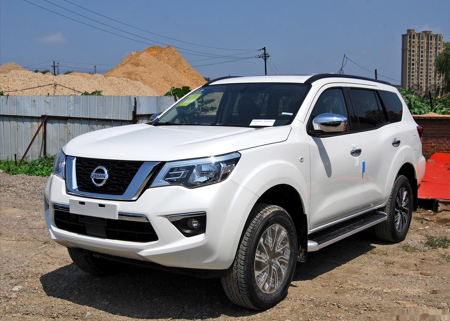 首先从外观方面来看,全新款式的日产途达车型采用了比较犀利的前脸