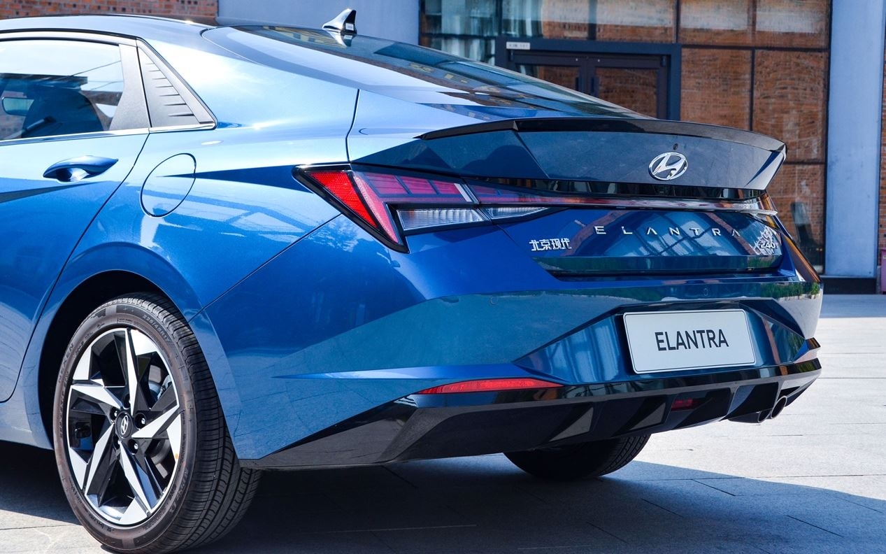 北京现代第七代伊兰特全国陆续到店冰海蓝视觉效果超惊艳