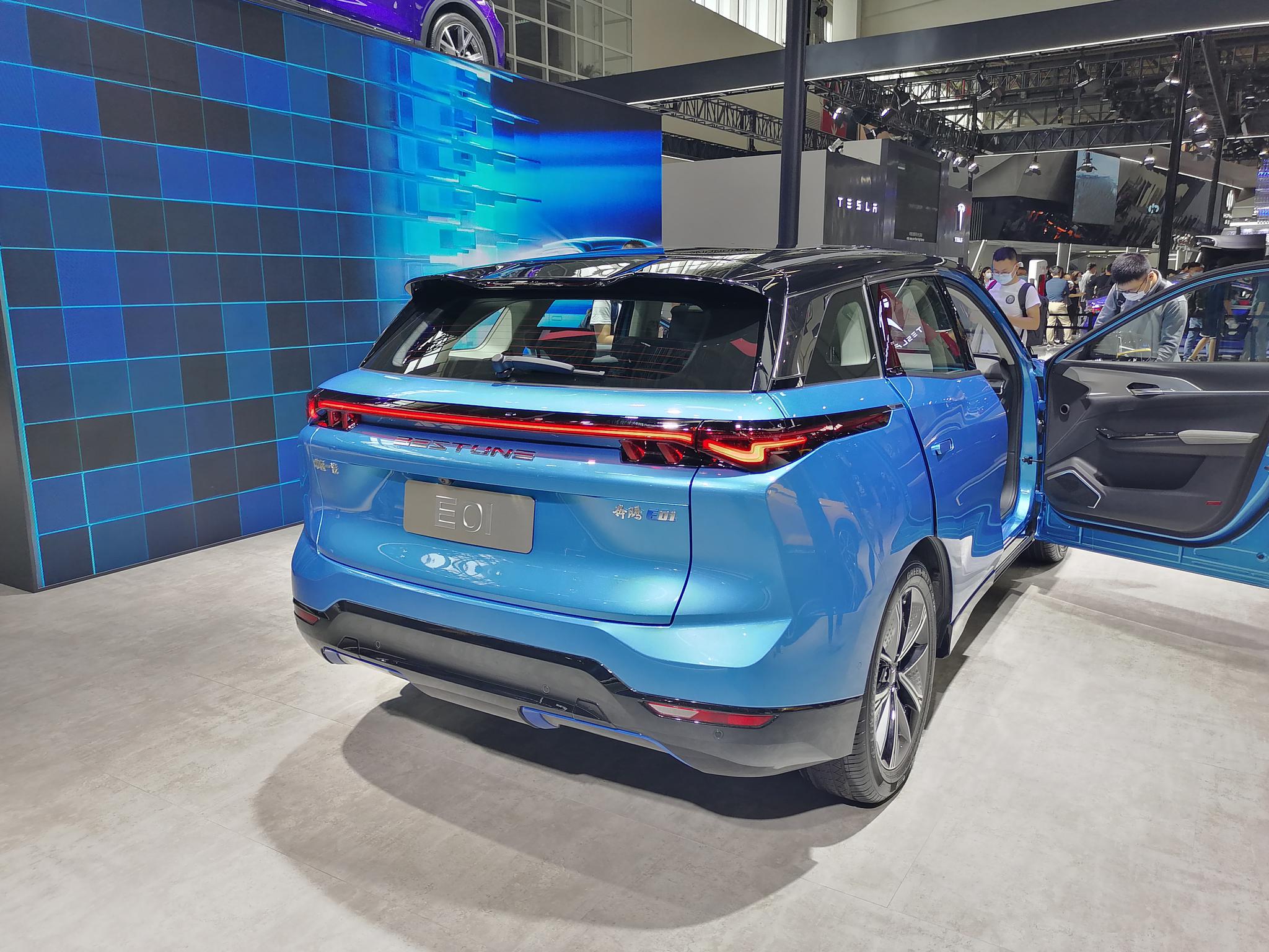 北京车展实拍|一汽奔腾首款电动车e01上市 配三块大屏续航450km