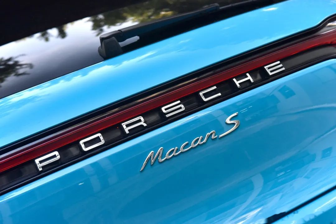 macan s前照灯采用了保时捷标志性的四点式led日行灯,中间是主光源.