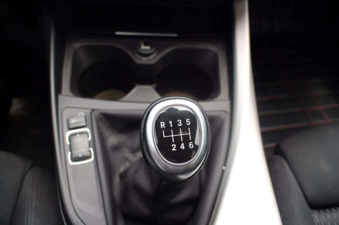 能开手动挡的看过来学会这招减档操作再也不丢人