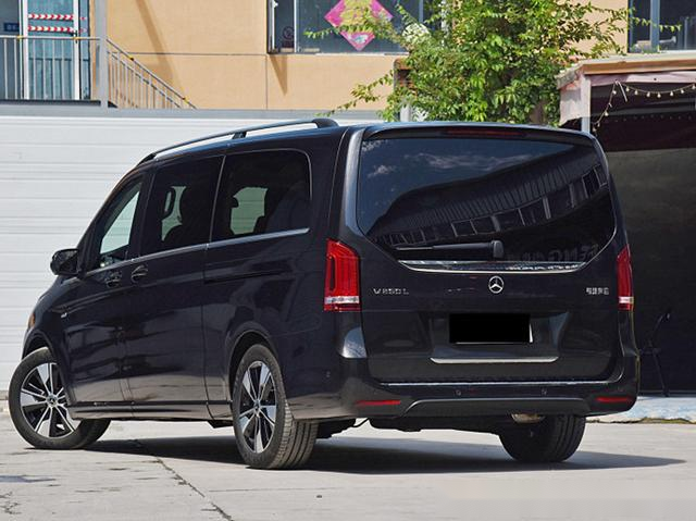 奔驰最新商务mpv车长5米46座7座可选60来万值不值