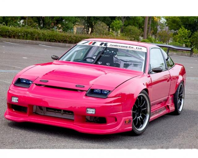 直接焊烧的14点防滚笼,完成后则是与车体内部施以相同的白色涂装喷漆