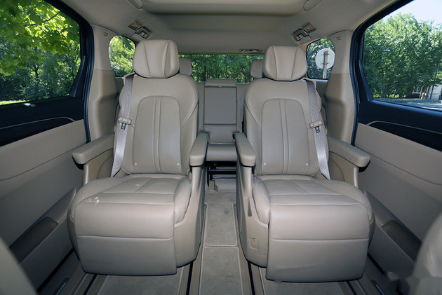 gl8的第二排采用两个独立的座椅,可以前后调节,重要的是,座椅的填充物