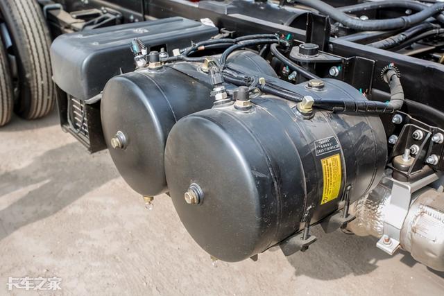 车架右侧为蓄电池和储气筒底盘方面,福田瑞沃小金刚配备130型后桥,前8