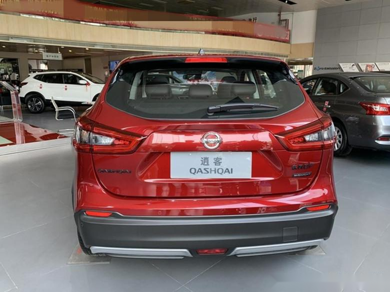 2021款日产逍客暗夜版抵店实拍,熏黑套件配红色涂装,运动感不俗