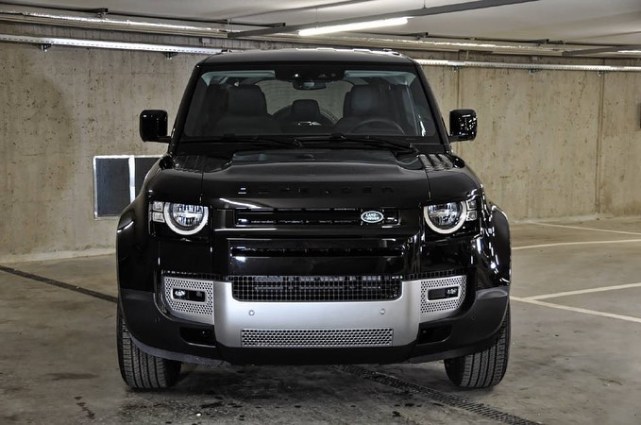 路虎卫士暗黑涂装版配备一组黑色抛光轮圈外观完美