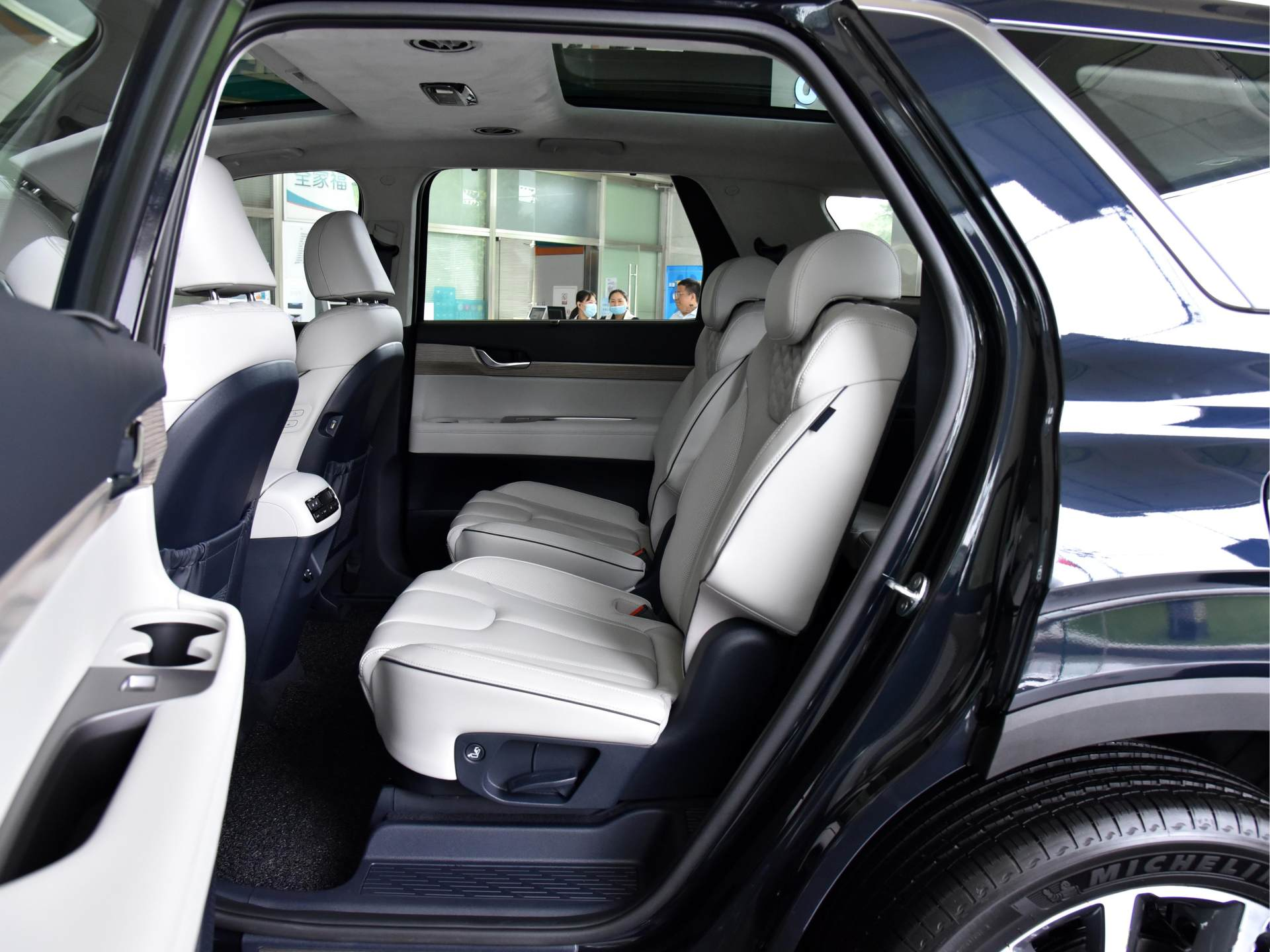 帕里斯帝的车内座椅采用2 2 3的7座布局,高配版车型还可选2 2的6座