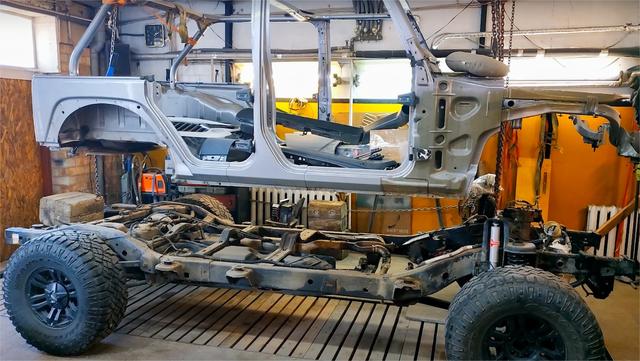 吉普牧马人事故修复视频,非承载式车身结构!