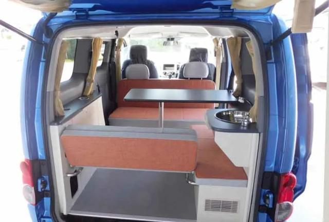 20万出头的日产nv200房车车高1米8有大床沙发能住2人