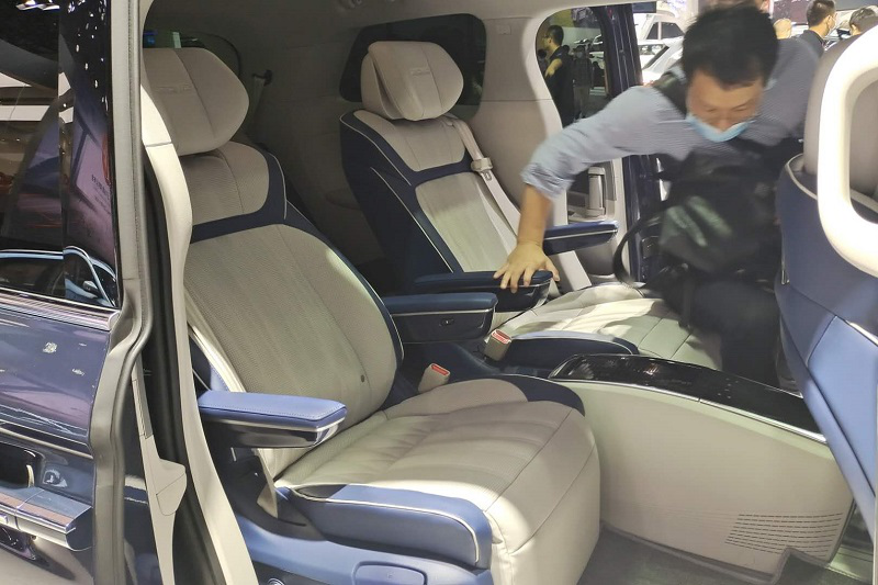 预售2088万起后排空间科技感十足荣威imax8将于10月31日上市