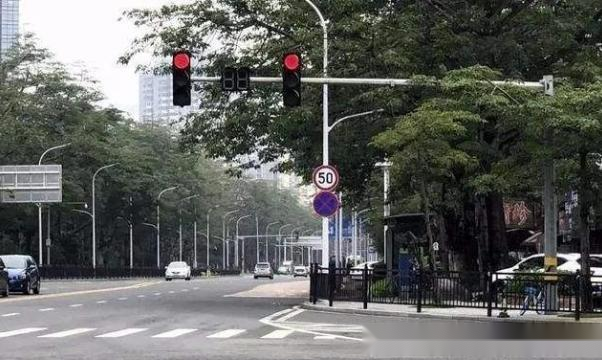 新手看到圆形红灯时不敢右转吗?两个红灯不亮