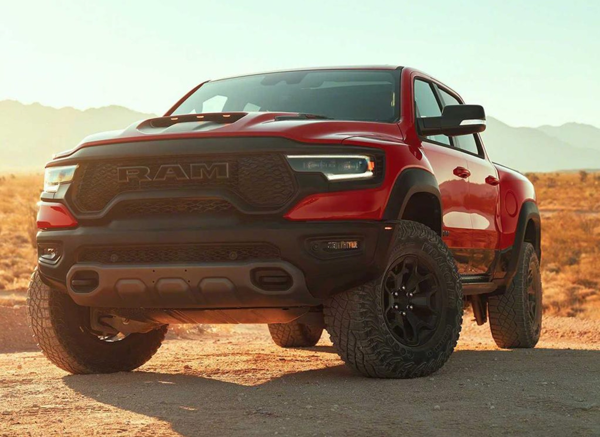 8米,能坐5个人,还有一个能媲美轻型卡车的后车厢,既能开着去越野,又能