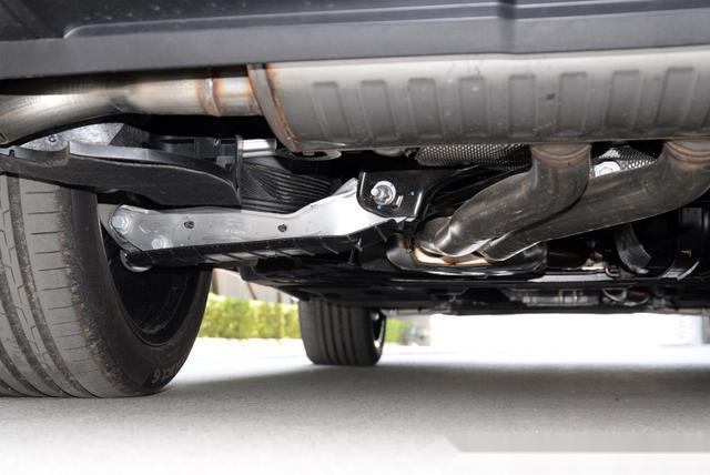 奥迪q8空气悬架_泊车