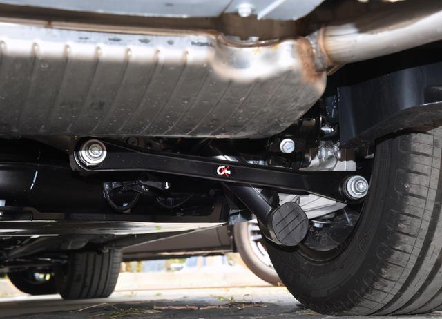 标致508l在底盘上下的功夫非常足,采用了前麦弗逊后多连杆双独立悬挂