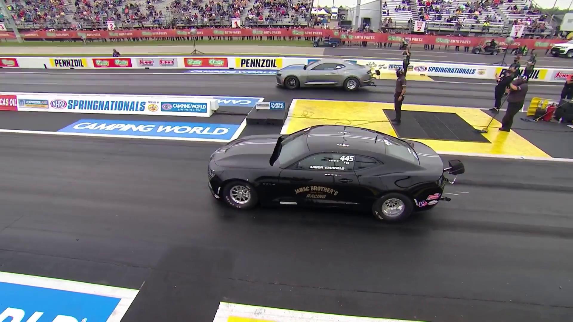 起步翘头,靠小降落伞减速的汽车直线竞速,真是刺激