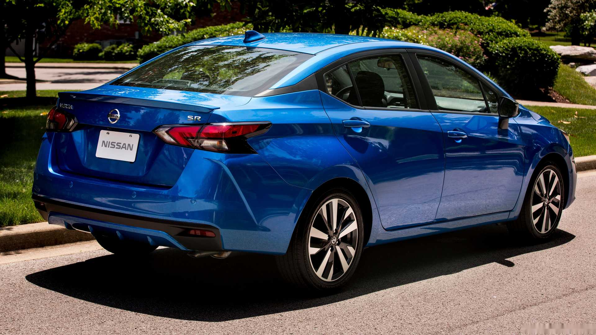 除了最低配匹配五速手动变速箱外,其余都匹配xtronic cvt变速箱.