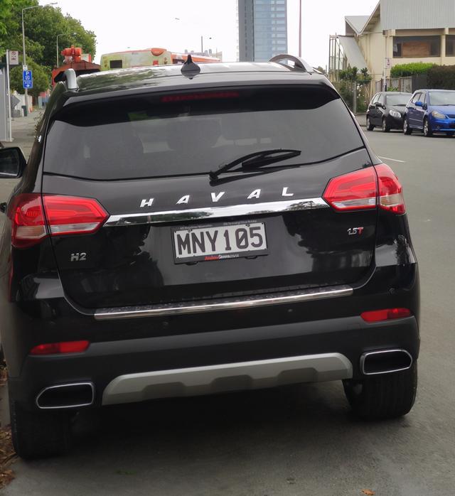哈弗h2出现在新西兰街头网友挂外国车牌档次瞬间就上去了