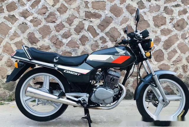 经典摩托车系列90年代三剑客双圆柱本田王cb125t