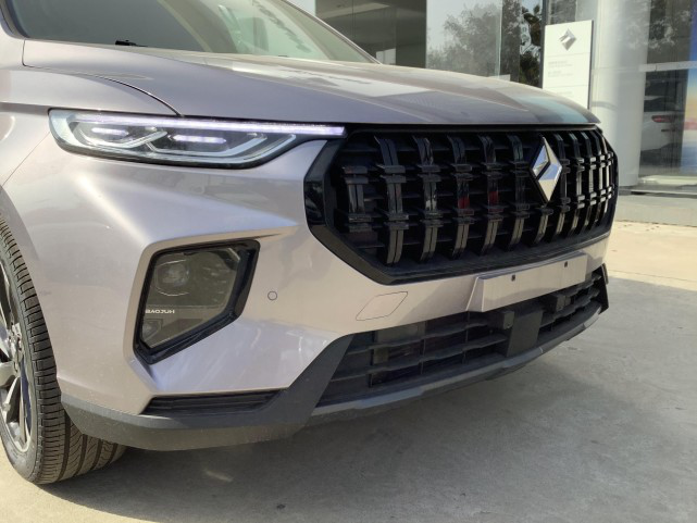 在外观方面,新宝骏rs-7确实具有吸引车迷们的能力.新车外观大气.