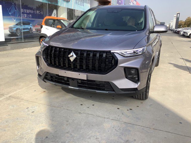 在外观方面,新宝骏rs-7确实具有吸引车迷们的能力.新车外观大气.