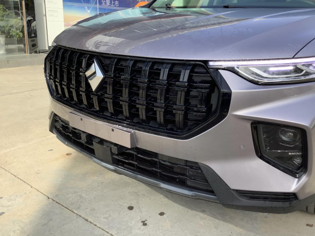 在外观方面,新宝骏rs-7确实具有吸引车迷们的能力.新车外观大气.