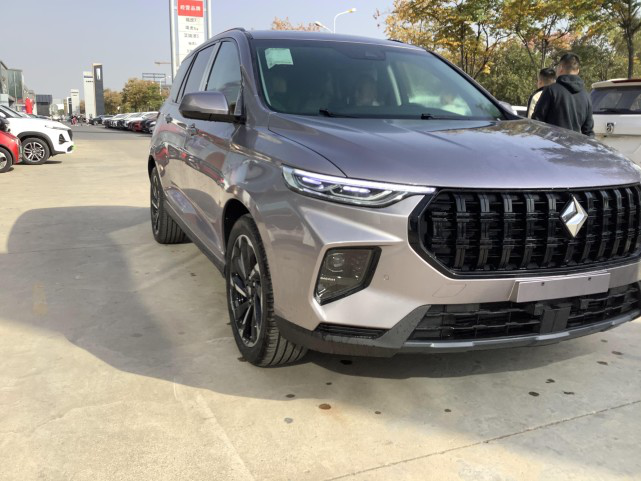 在外观方面,新宝骏rs-7确实具有吸引车迷们的能力.新车外观大气.