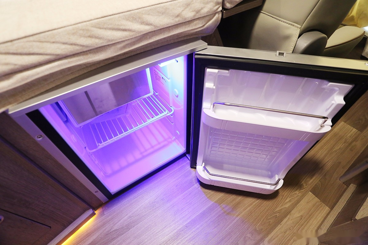 床板下方是一款49升的英得尔车载12v冰箱,冷冻区偏小,大部分容积是